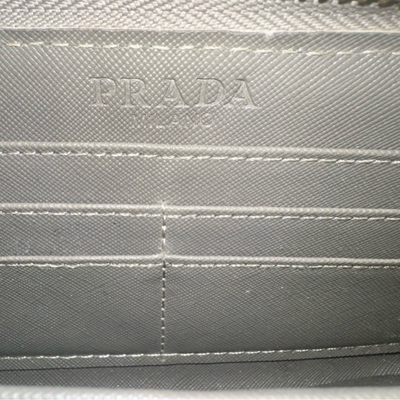 Prada Safianno wallet with 3 compartments. GUC - Picture 6 of 10